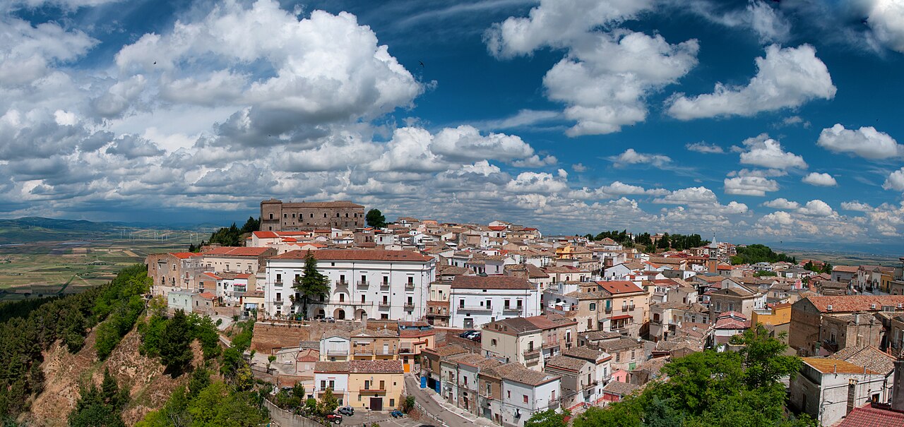 Panorama dell'abitato di Ascoli Satriano con i tetti del centro