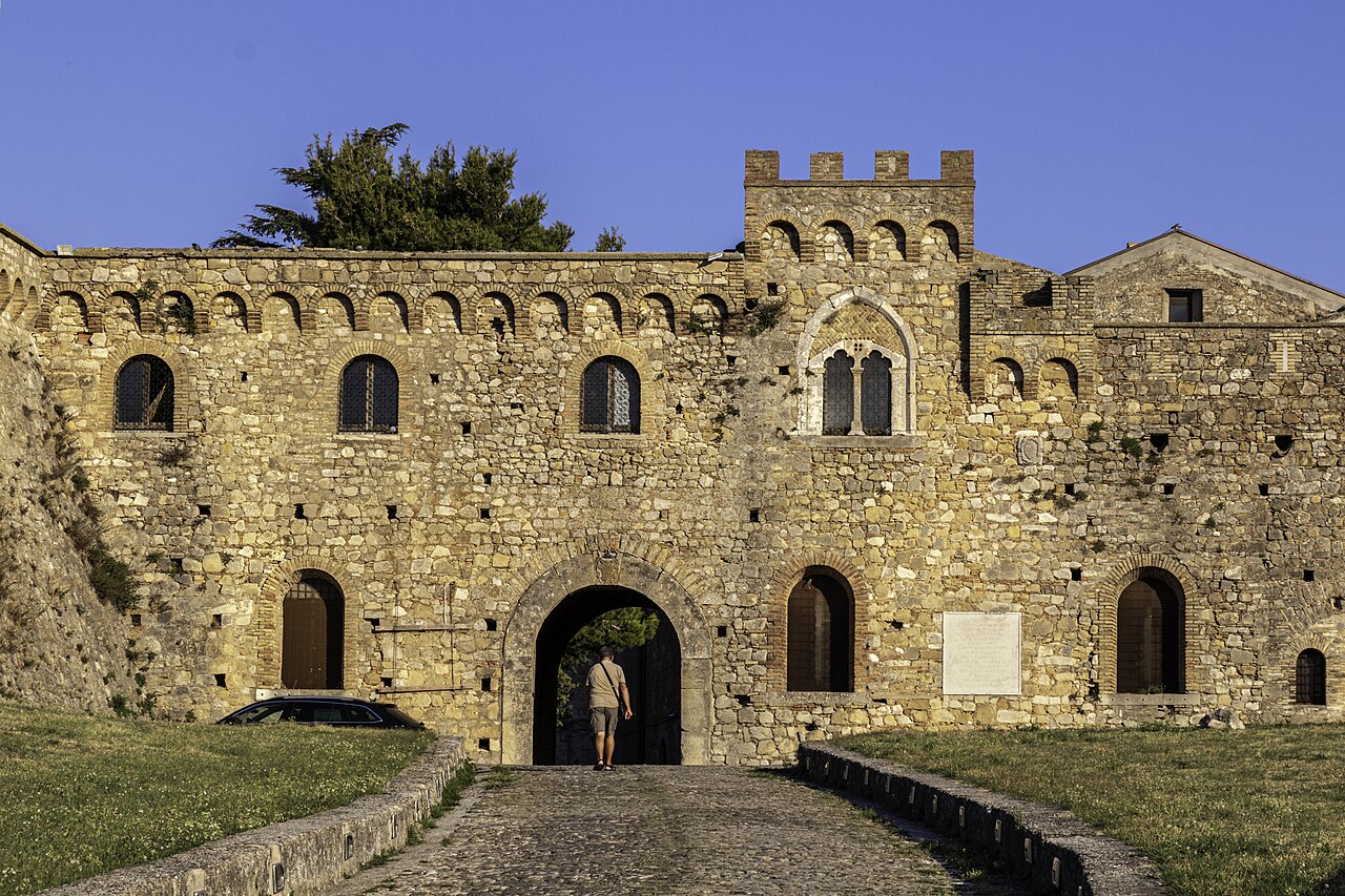 Facciata in pietra del castello di Bovino