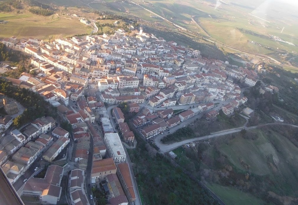 Veduta aerea dell'abitato di Candela e delle case sul pendio