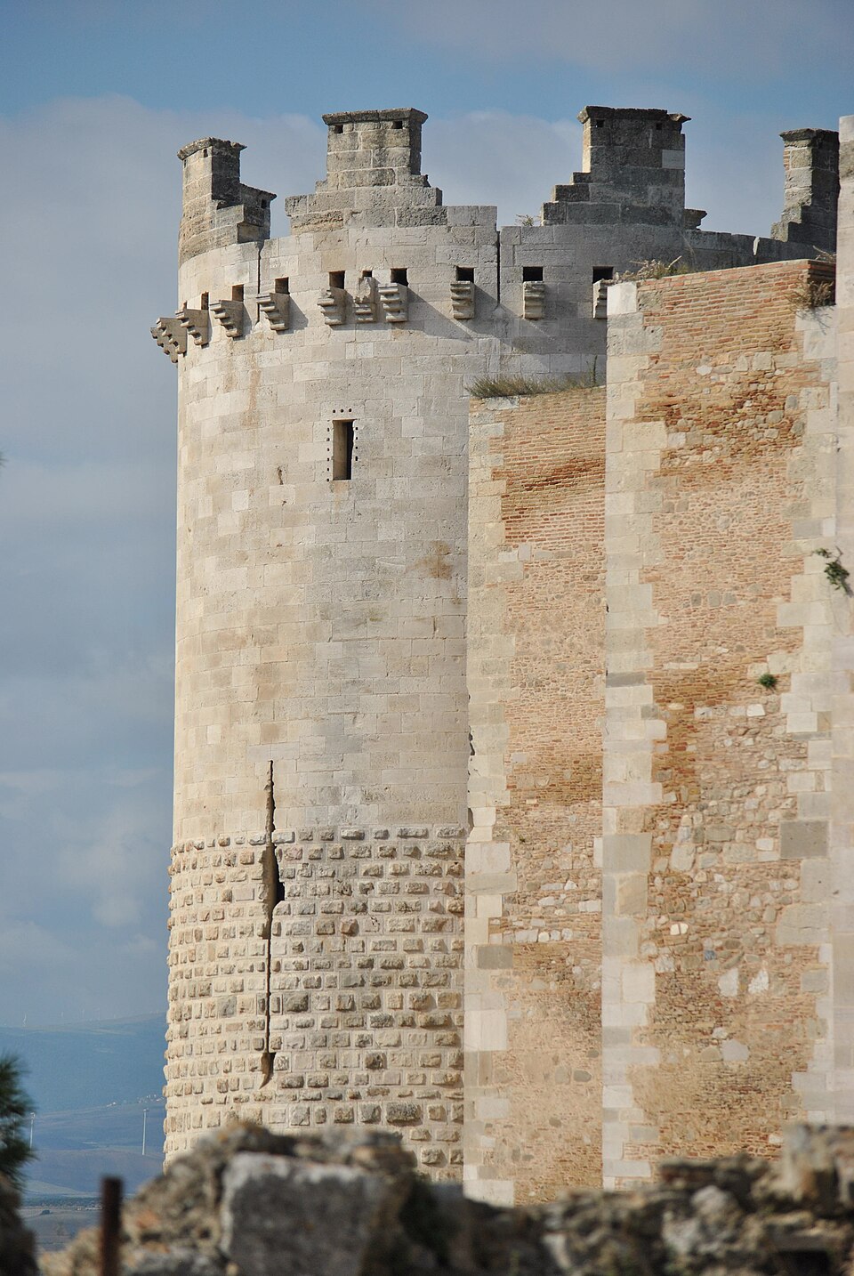 Torre e mura della fortezza svevo-angioina di Lucera