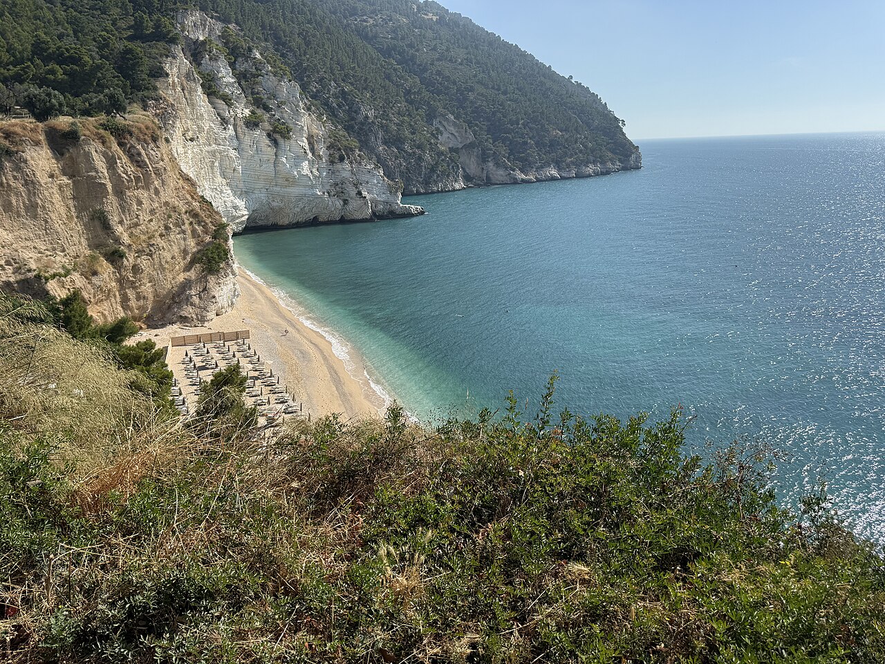 Scogliera e mare della Baia delle Zagare nel territorio di Mattinata
