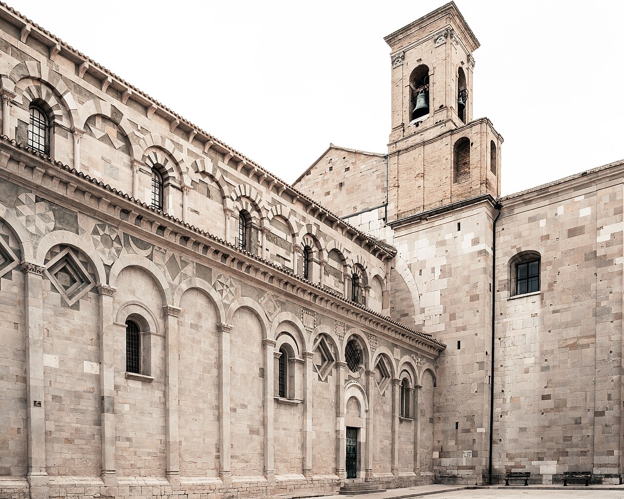 Concattedrale di Troia con facciata in pietra e campanile