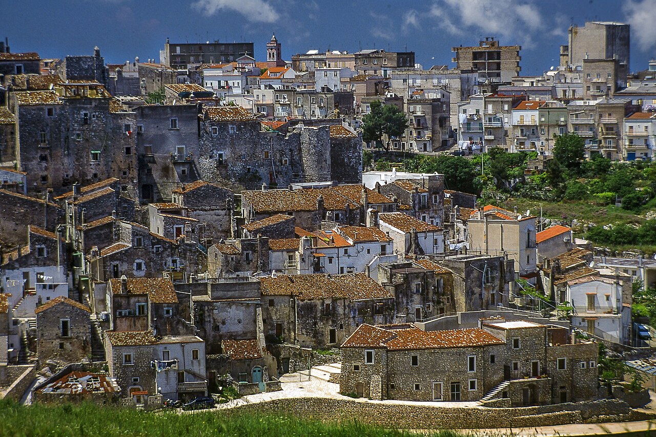 Veduta del centro storico di Vico del Gargano, con case e tetti in pietra