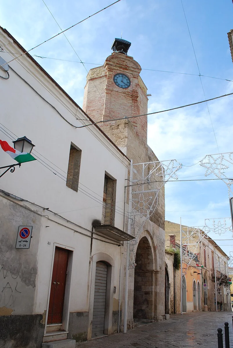 La Torre dell'Orologio e una via del centro di Apricena