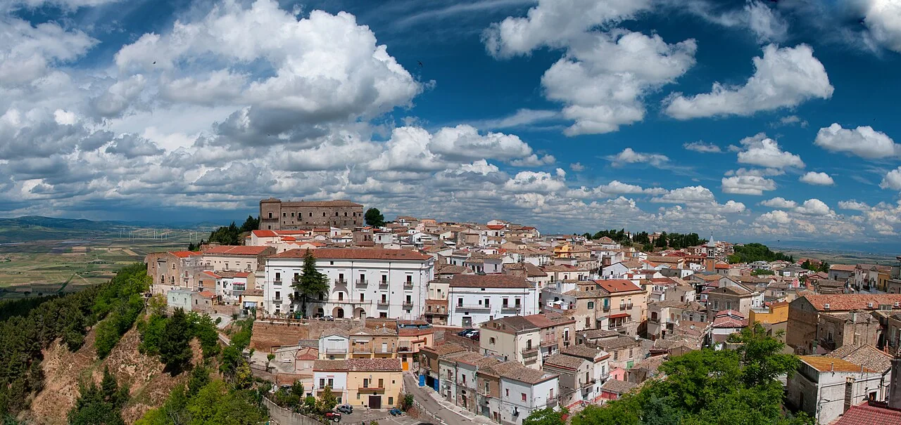 Panorama dell'abitato di Ascoli Satriano con i tetti del centro