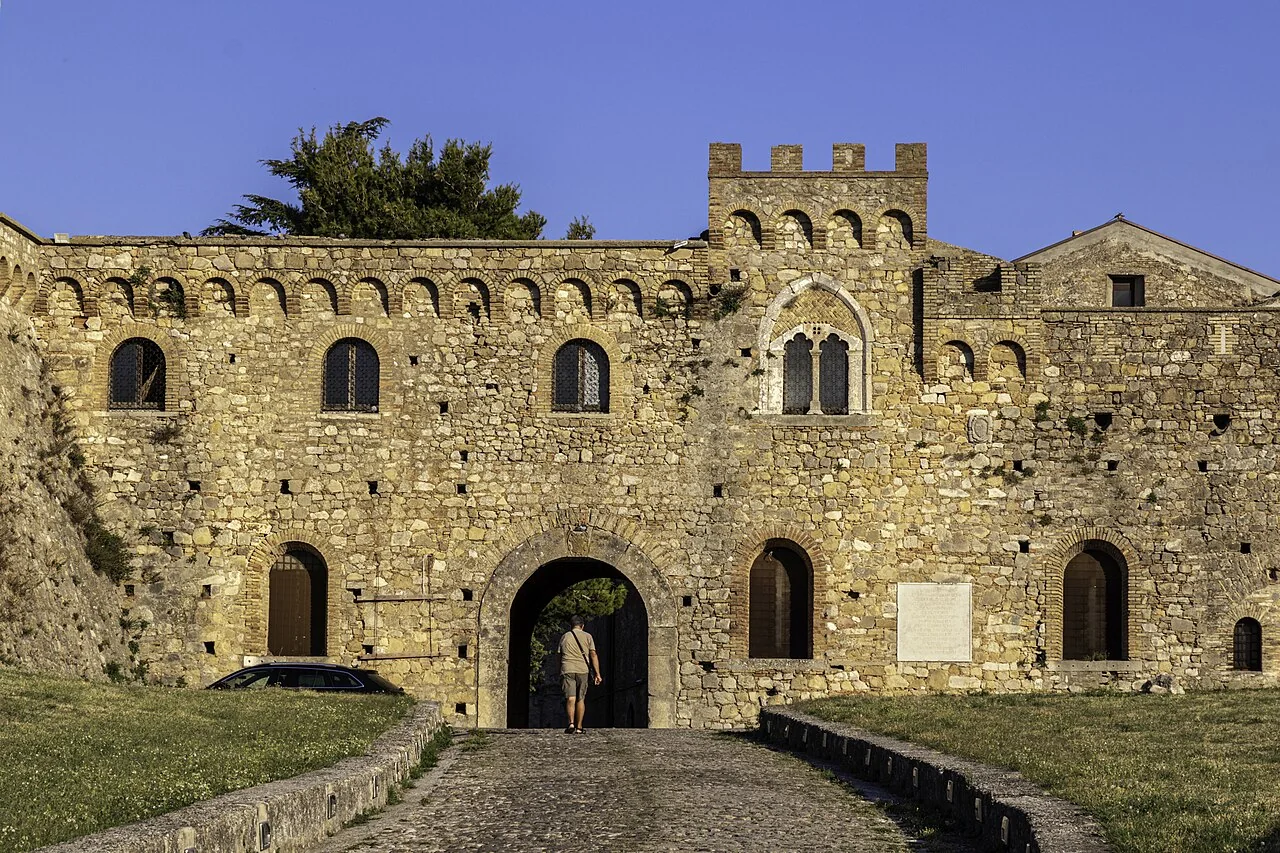 Facciata in pietra del castello di Bovino