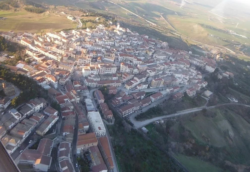 Veduta aerea dell'abitato di Candela e delle case sul pendio