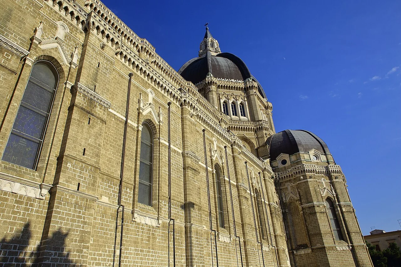Duomo Tonti di Cerignola, con la cupola e il fianco della basilica