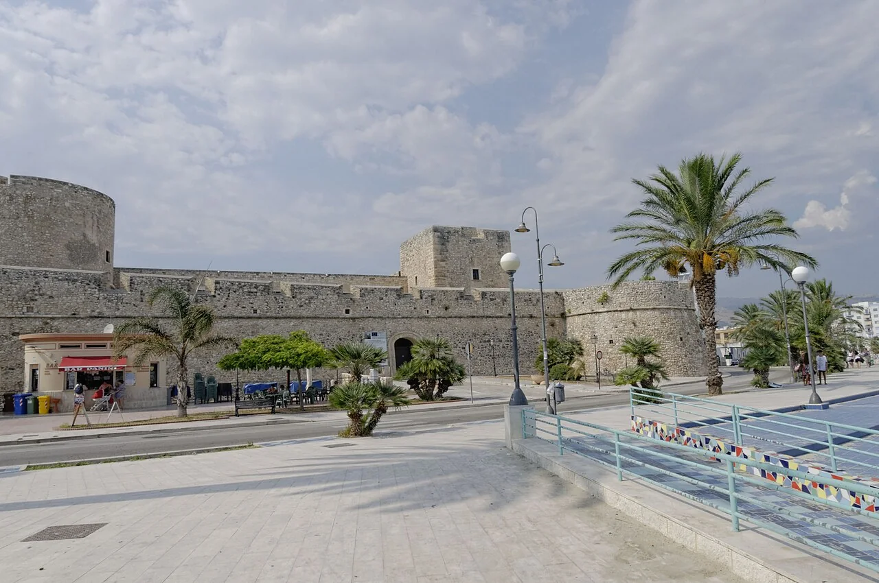 Castello svevo-angioino di Manfredonia visto dal lungomare