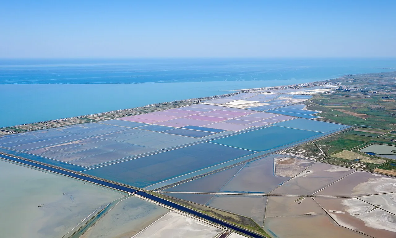 Saline di Margherita di Savoia viste dall'alto, con la costa sullo sfondo