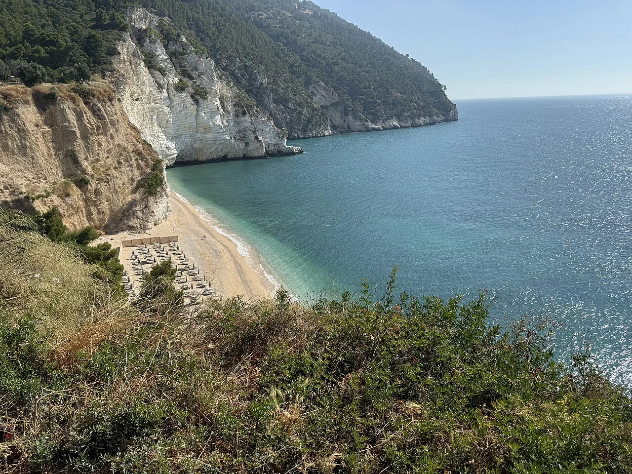 Scogliera e mare della Baia delle Zagare nel territorio di Mattinata