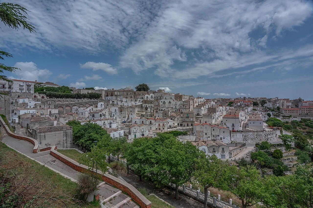 Case e tetti dell'abitato di Monte Sant'Angelo sul Gargano