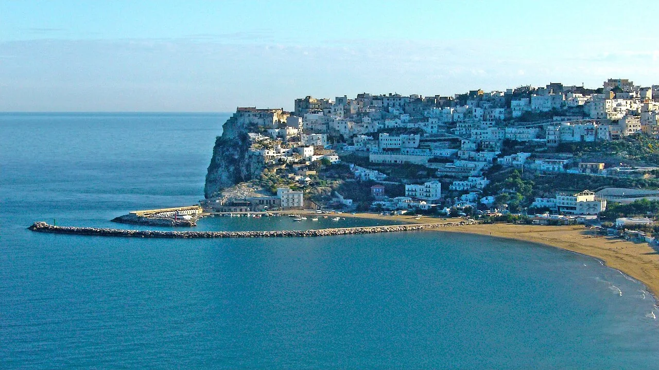 Panorama di Peschici sul promontorio affacciato sul mare