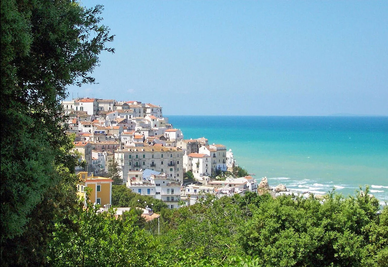 Edifici del centro di Rodi Garganico sopra il mare