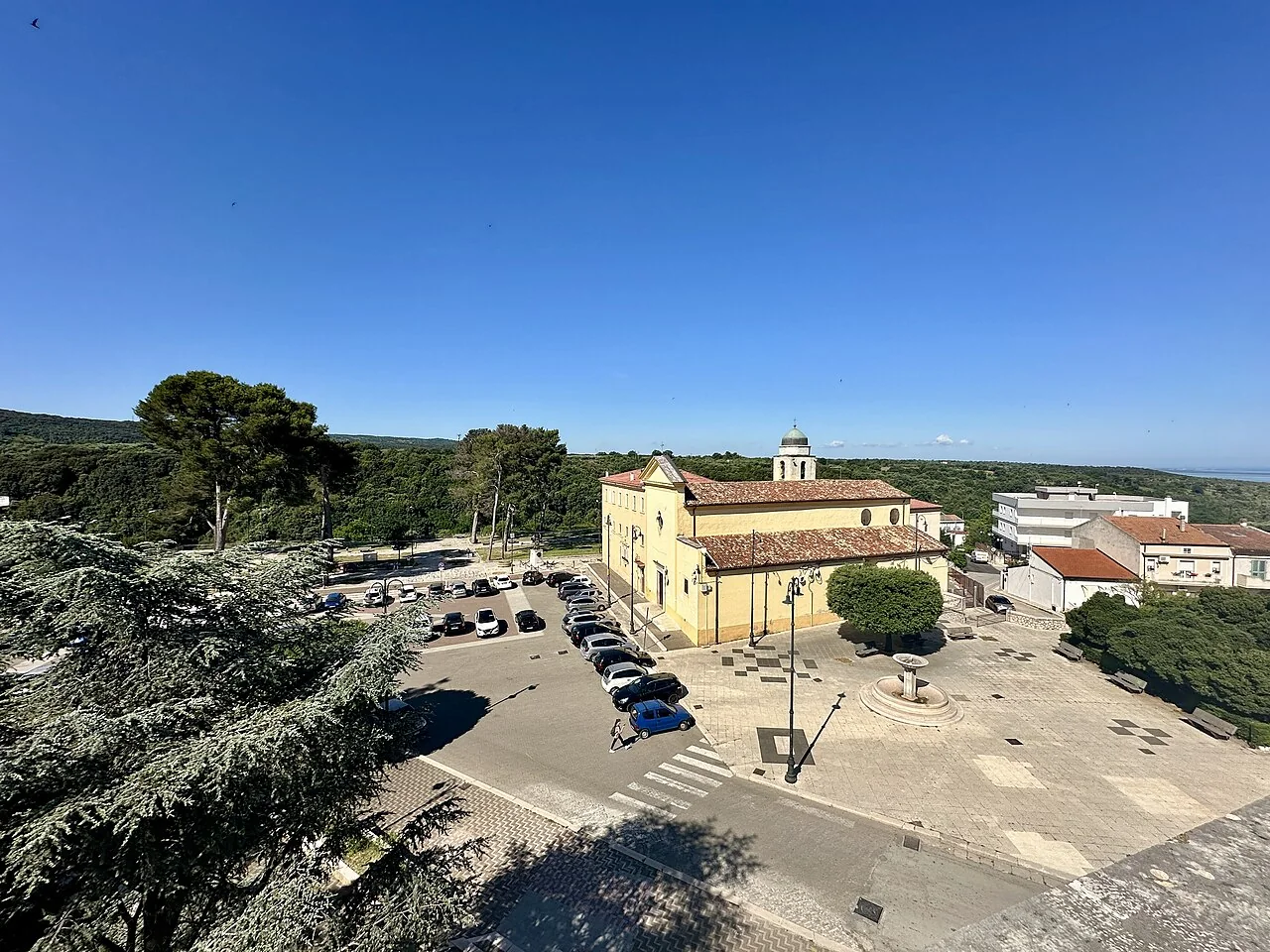 Veduta di San Nicandro Garganico con edifici e paesaggio circostante