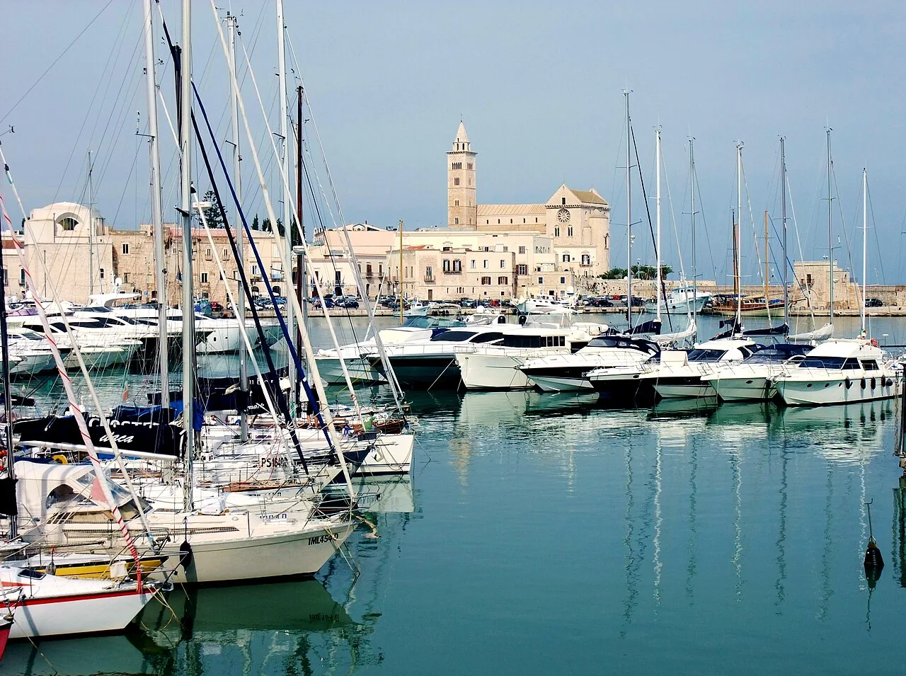 Porto di Trani con imbarcazioni e cattedrale sullo sfondo