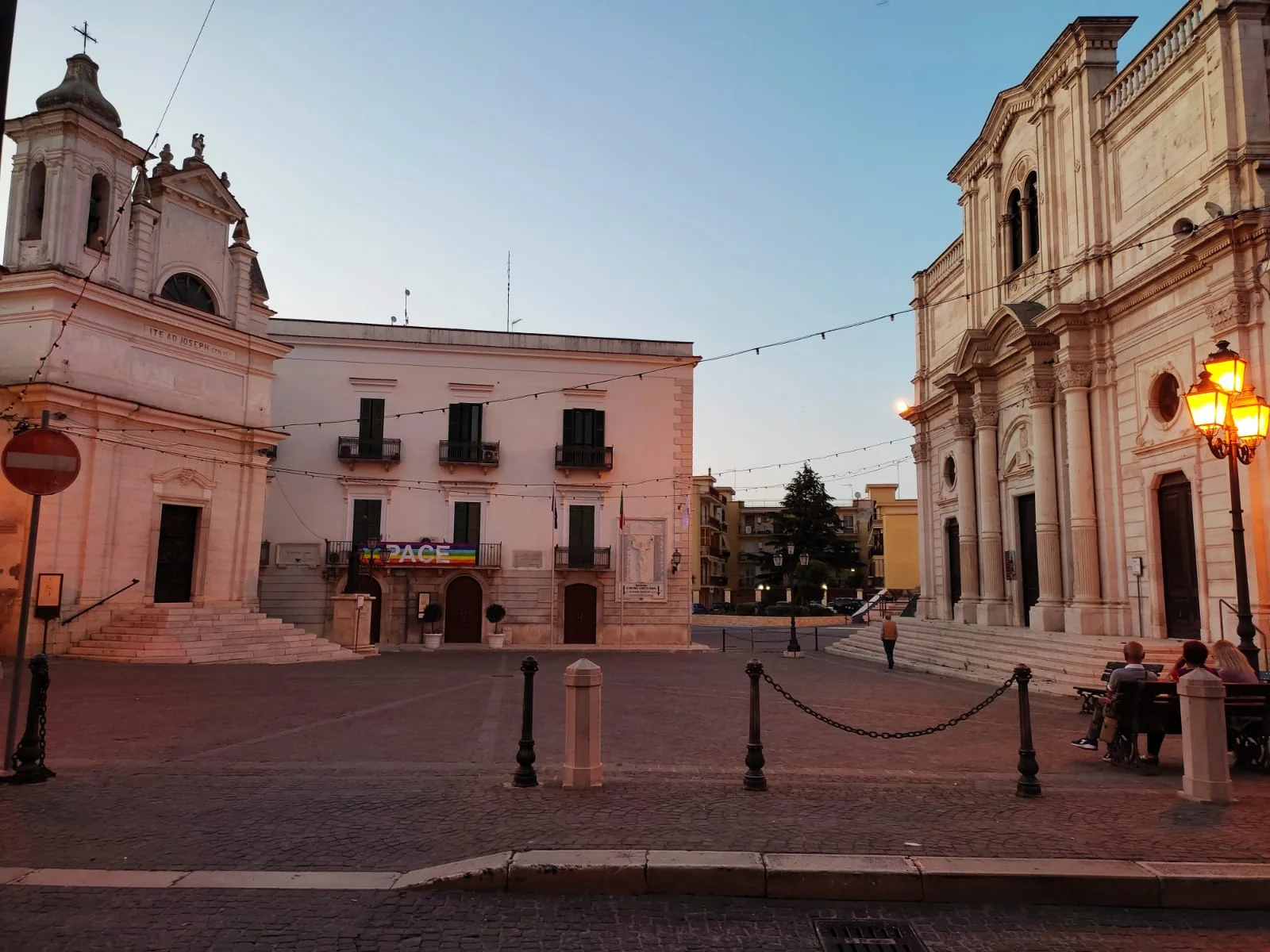 Piazza Umberto I a Trinitapoli, con le chiese e il municipio