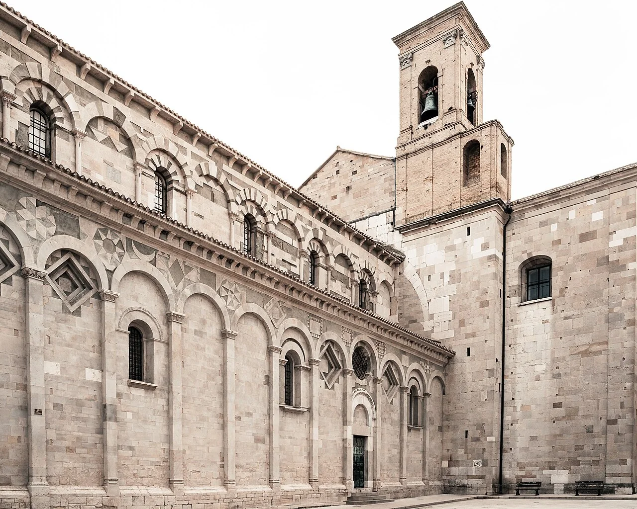 Concattedrale di Troia con facciata in pietra e campanile