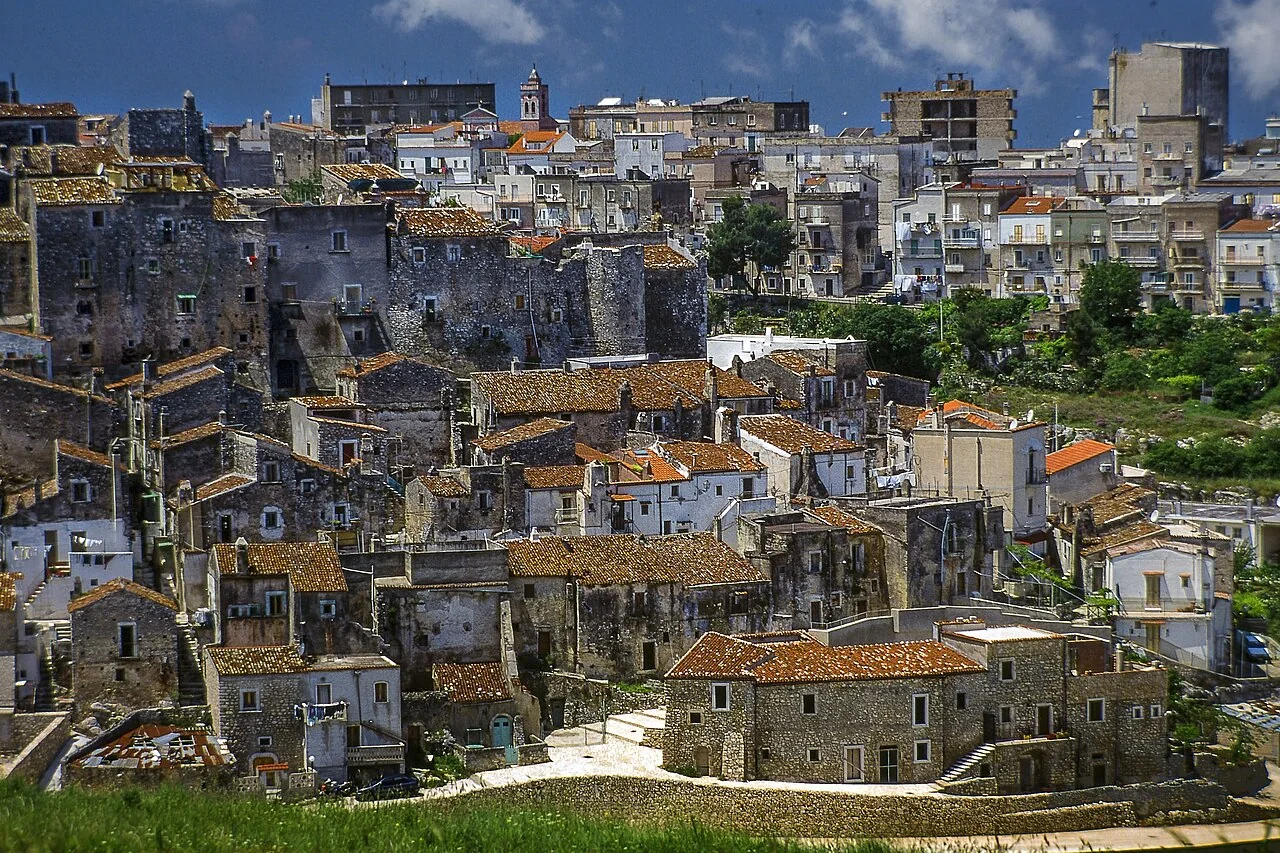 Veduta del centro storico di Vico del Gargano, con case e tetti in pietra